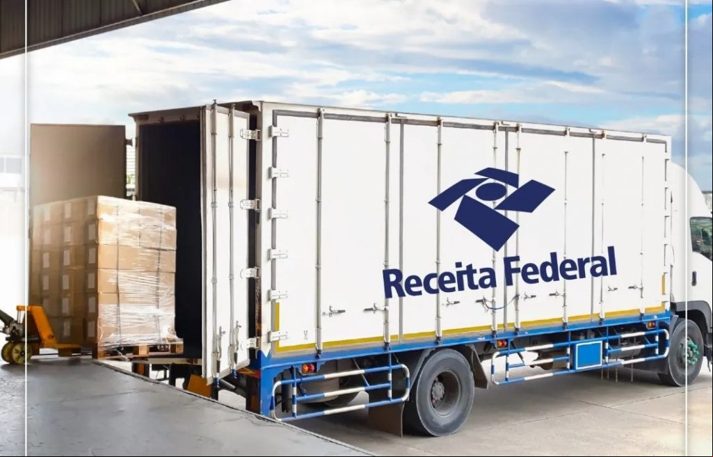 Receita Federal doa calçados apreendidos