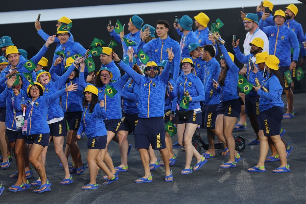 Paratletas brasileiros usaram a sandália B na abertura dos Jogos Paralímpicos Paris 2024