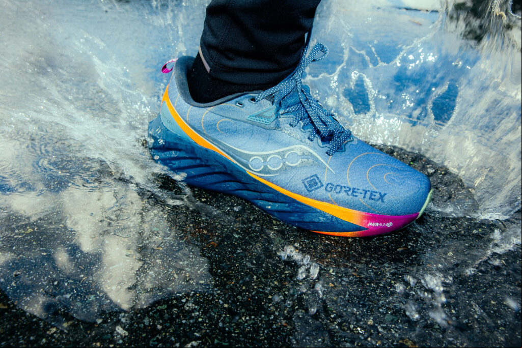 Tênis de corrida impermeável da Saucony