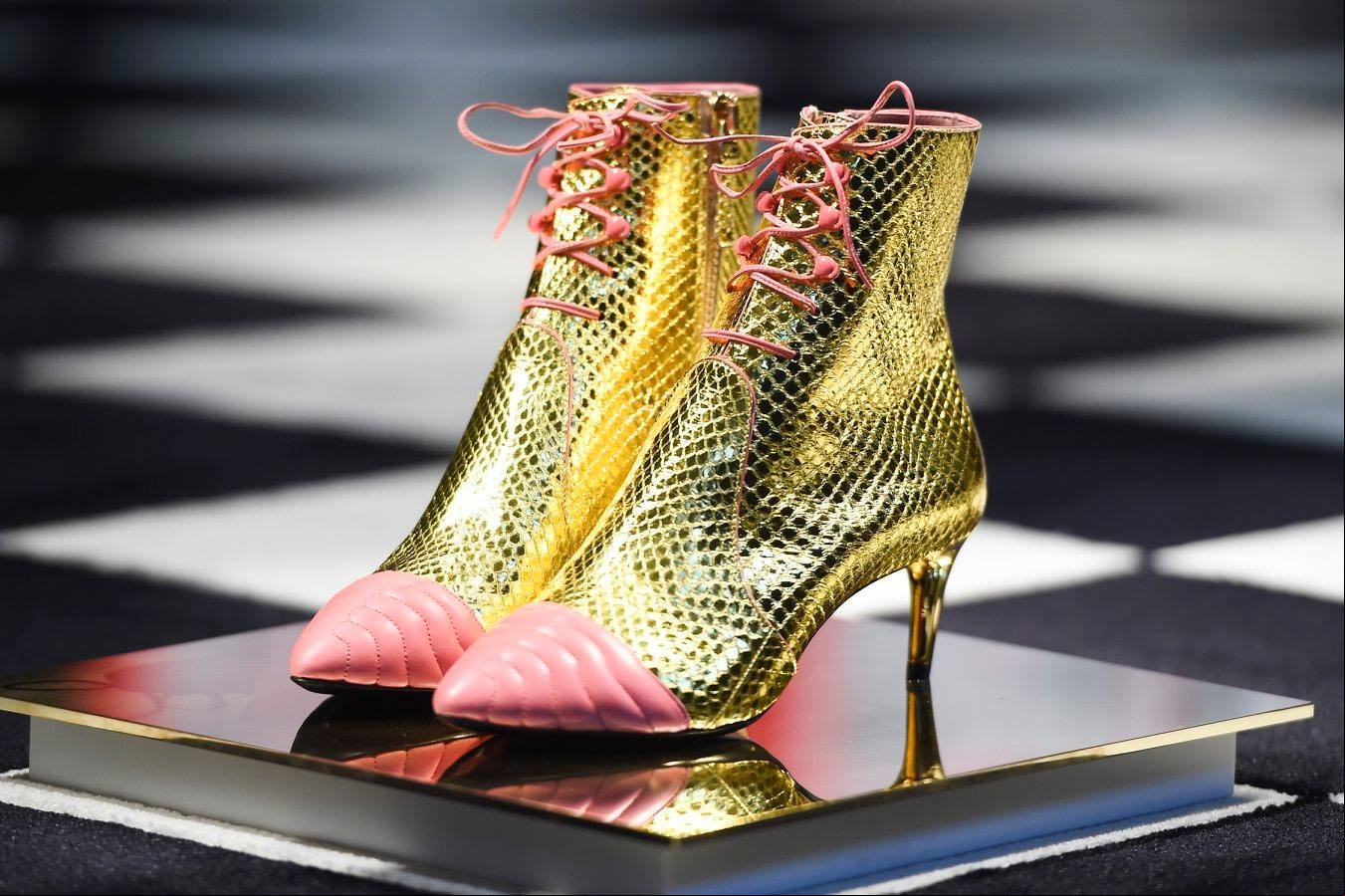 Bally é uma marca suíça de calçados e órios de luxo